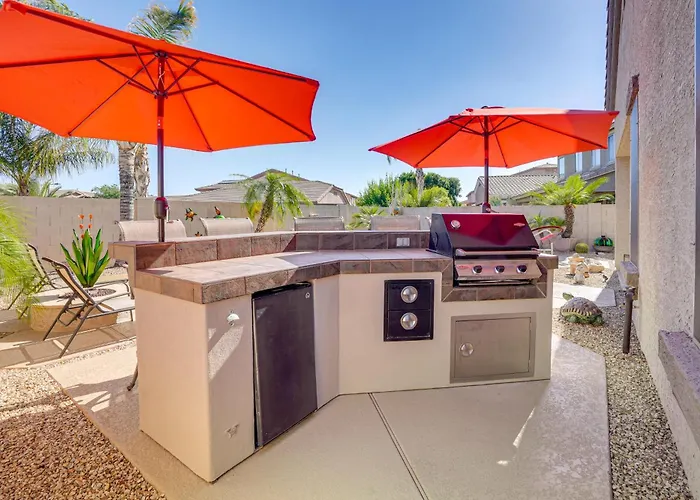 Сasa de vacaciones Surprise Home W/ Pool & Hot Tub!